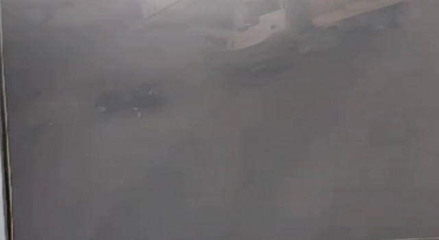 Kamyonun çarptığı motosiklet böyle savruldu