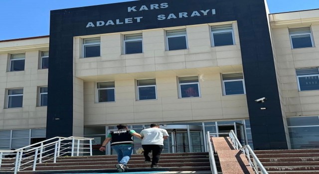 Karsta sürücü kursu sınavına polisten operasyon