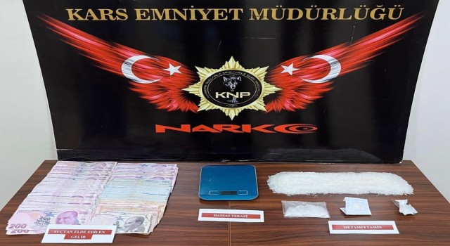 Karsta uyuşturucu tacirleri çökertildi