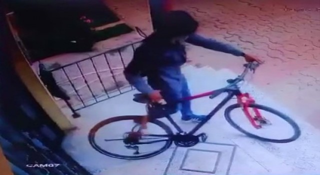 Kartalda 48 bin TLlik 3 bisiklet çalıp kaçtılar