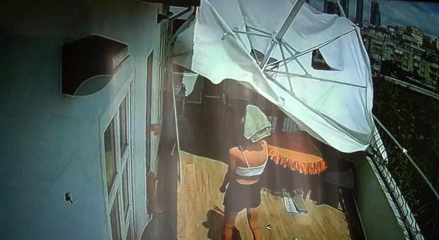 Kartalda rüzgarın etkisiyle uçan teras şemsiyesi felaketi getiriyordu