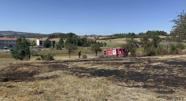 Kastamonuda tarlada çıkan anız yangınını itfaiye ekipleri söndürdü