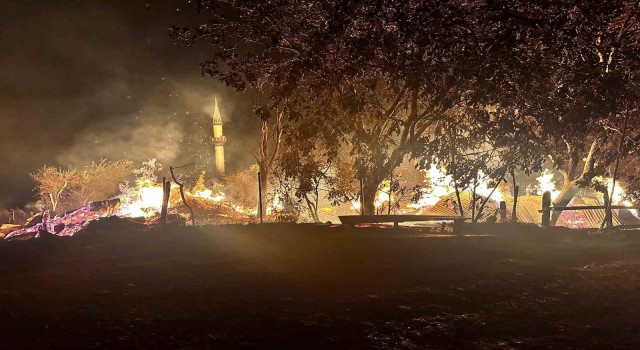 Kastamonudaki köy yangınına müdahale sürüyor: 5 ev küle döndü