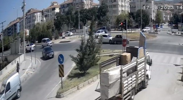 Kavşakta iki otomobil çarpıştı, kaza güvenlik kamerasına böyle yansıdı
