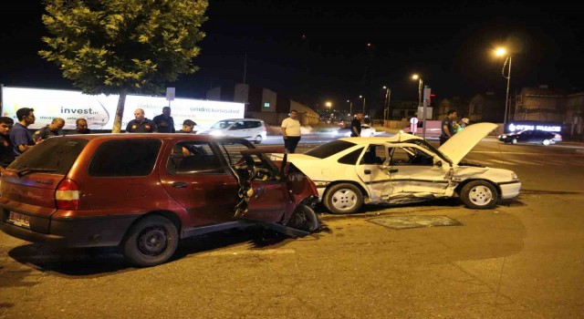 Kayseride otomobiller çarpıştı: 1i ağır 5 yaralı