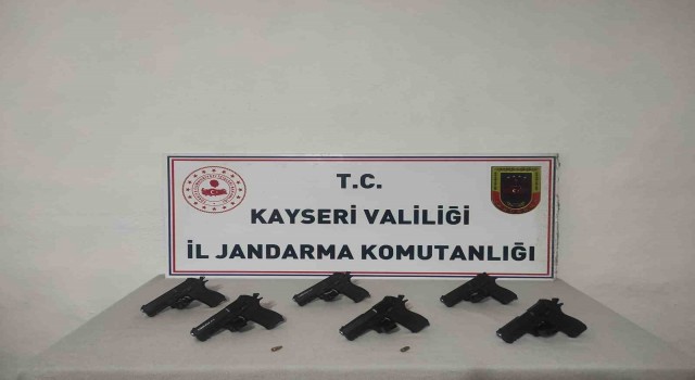 Kayseride ruhsatsız tabancaları piyasaya sürmek isteyen şahıs jandarmadan kaçamadı