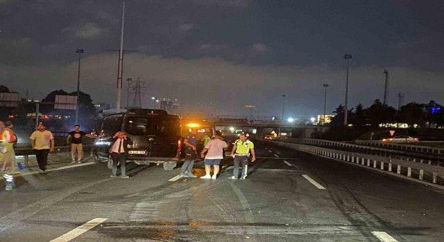 Kaza yaptıktan sonra aracından inen sürücüye minibüs çarptı: 1 ağır yaralı