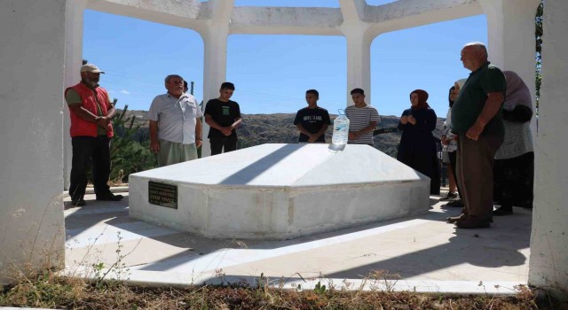 Kıbrısta esir edilerek ağır işkenceler görmüştü, mezarı başında anıldı