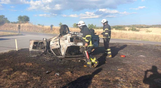 Kırklarelinde refüje çarpan otomobil alev aldı