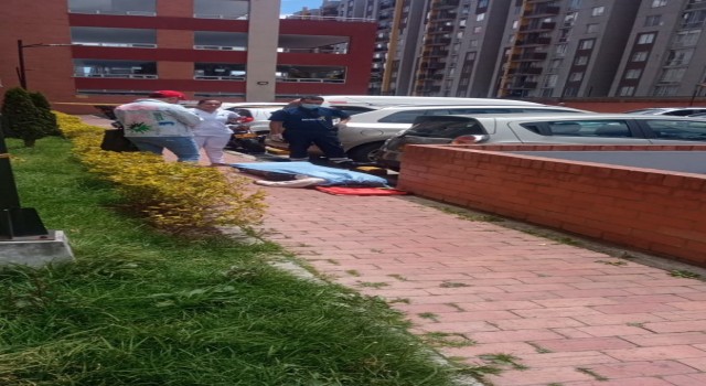 Kolombiya'da depremlerde 7'nci kattan atlayan kadın öldü