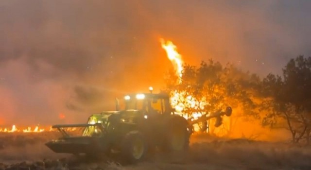 Komşu Yunanistandaki yangına havadan ve karadan müdahale ediliyor