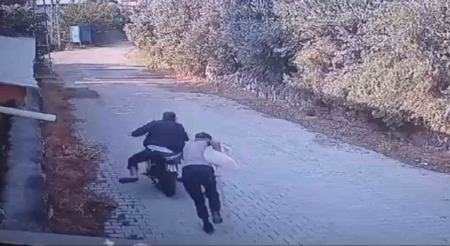 Köpeği çalan 2 acemi hırsızın motosiklet çalışmayınca yaşadıkları panik kamerada