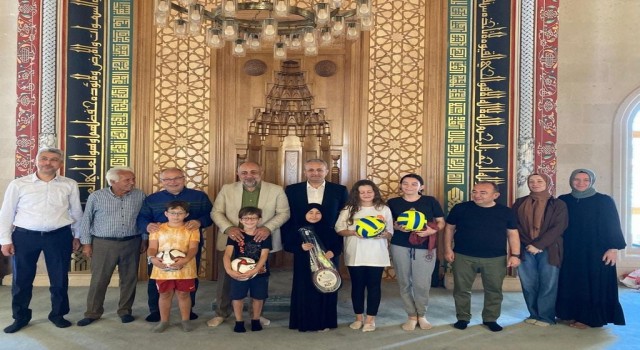 Kuran Kursu öğrencilerine spor malzemeleri dağıtıldı