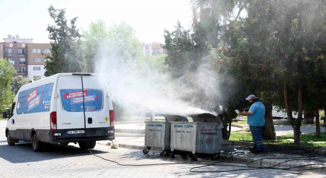 Kuşadası Belediyesi, ilçede temizlik çalışmalarını sürdürüyor