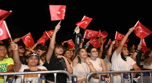 Kuşadasında Zafer Bayramı dolayısıyla Manga Konseri düzenlendi