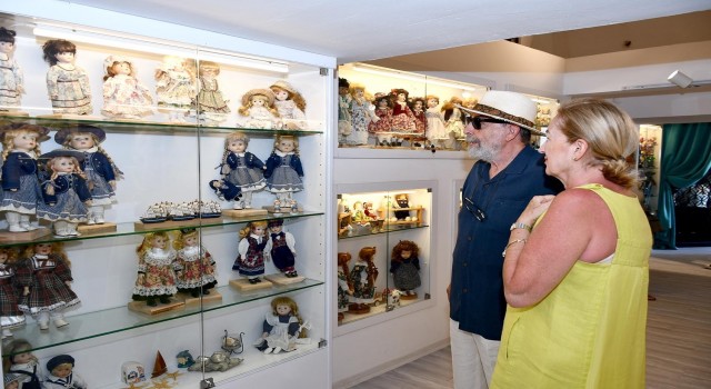 Kuşadasındaki porselen bebek sergisi yoğun ilgi görüyor