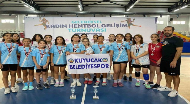 Kuyucak Belediyespor, İstanbuldan 2 kupa ile döndü