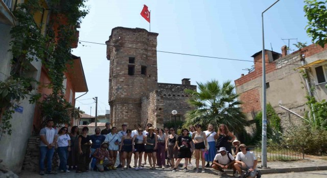 Londradan gelen öğrenciler Koçarlının tarihine ve pidesine hayran kaldı