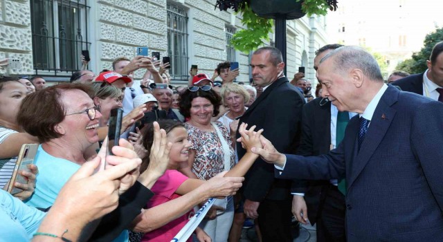 Macaristanda Cumhurbaşkanı Erdoğana sevgi gösterisi