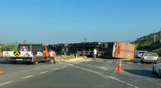 Makarna yüklü tır devrildi: 2 yaralı