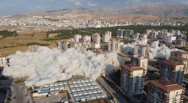 Malatyada 350 dairenin bulunduğu 7 blok patlayıcı ile yıkıldı