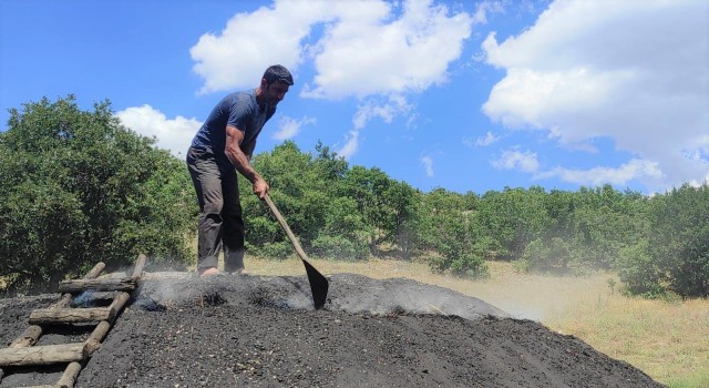 Mangal kömürü işçileri iki sıcak arasında alın teri döküyor