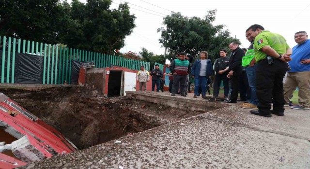 Meksikada bir bina yolda oluşan dev çukurun içine devrildi