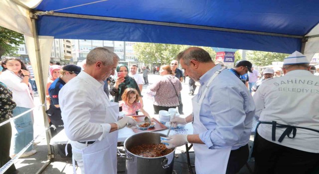 Milletvekili Çelikaslan ve Tahmazoğlu vatandaşlara aşure ikramında bulundu