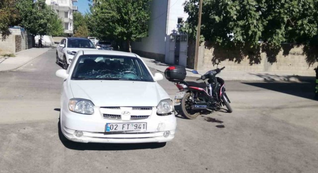 Motosiklet ile otomobil çarpıştı: 2 yaralı