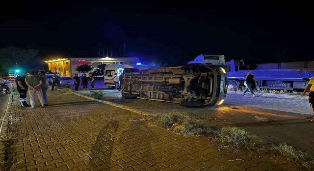 Nevşehirde servis minibüsü devrildi: 2 yaralı