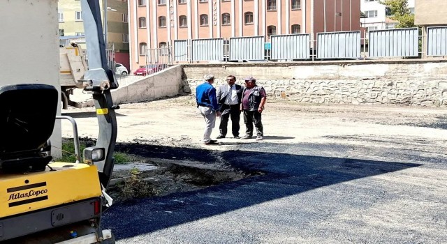 Okullarda asfaltlama çalışmaları başladı
