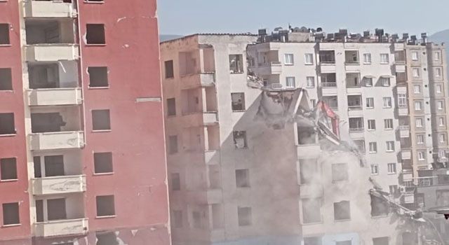 Osmaniye'de Ağır Hasarlı Binalar Yıkılıyor
