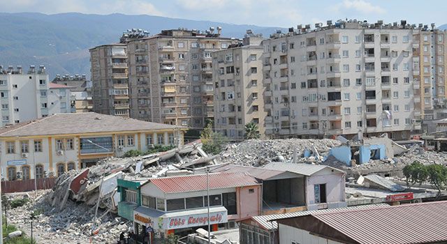 Osmaniye'de Ağır Hasarlı Binalar Yıkıldı