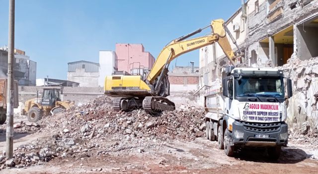 Osmaniye'de Ağır Hasarlı Yapıların Yıkımı Devam Ediyor