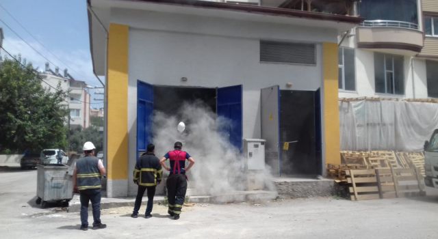 Osmaniye’de aşırı sıcaklar nedeniyle elektrik trafosunda yangın çıktı.