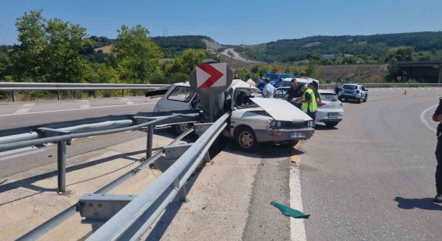 Otomobil bariyere saplandı: 1 ölü