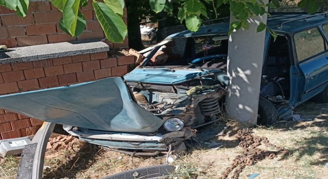 Otomobil önce duvara, ardından aydınlatma direğine çarptı: 1 ölü