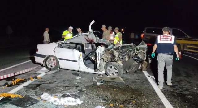 Otomobil traktöre çarptı: 1 ölü, 3 yaralı