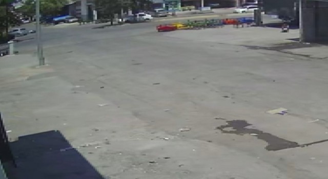 Otomobilin çarptığı motosikletli hayatını kaybetti