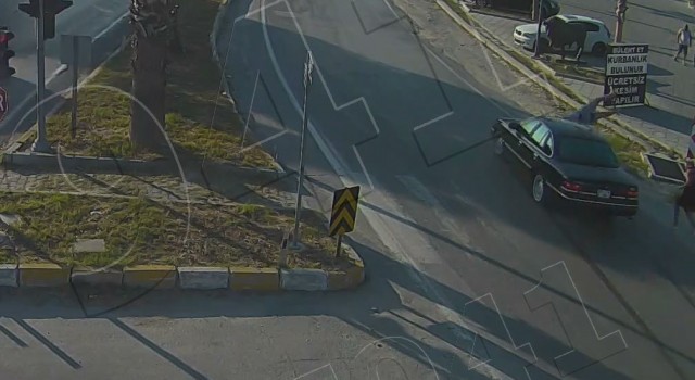 Otomobilin çarptığı yaşlı kadın hayatını kaybetti: O anlar kameralara yansıdı