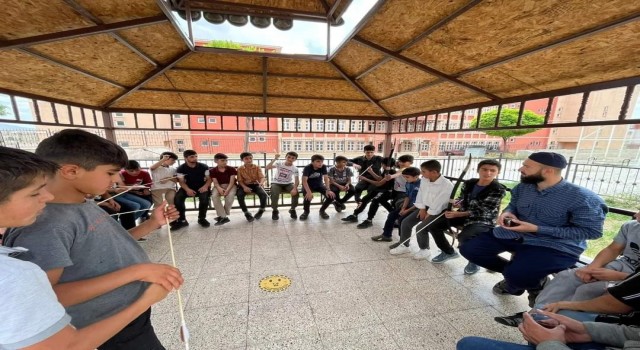 Özalpta yaz Kuran kursu öğrencilerine okçuluk dersi