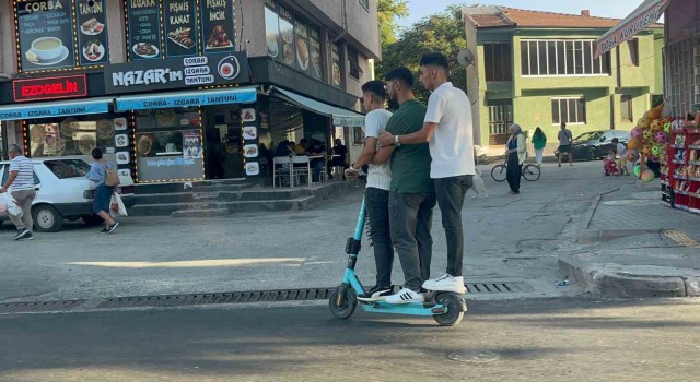 Bir scooterde 3 kişi