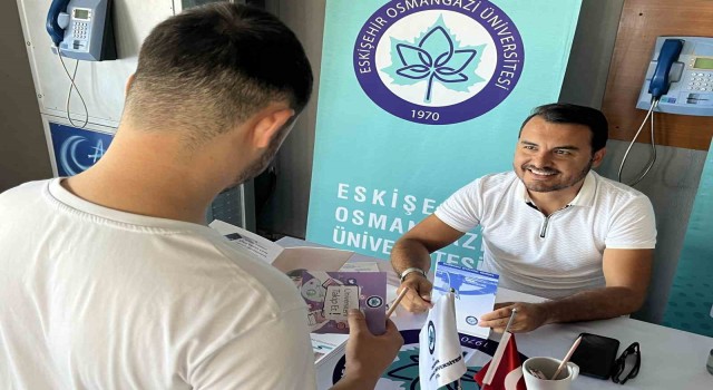 (ÖZEL) Eskişehire yeni ayak basan öğrencileri üniversite yetkilileri karşılıyor