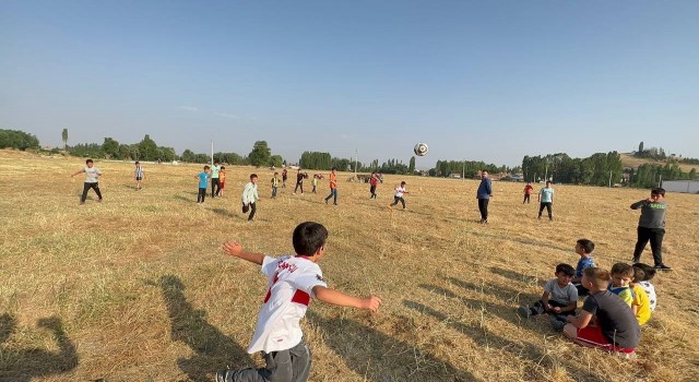 Miniklerin tek istediği köylerine halı saha yapılması