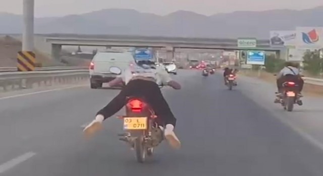 Motosikletli gençlerin ölümü hiçe saydığı anlar böyle görüntülendi