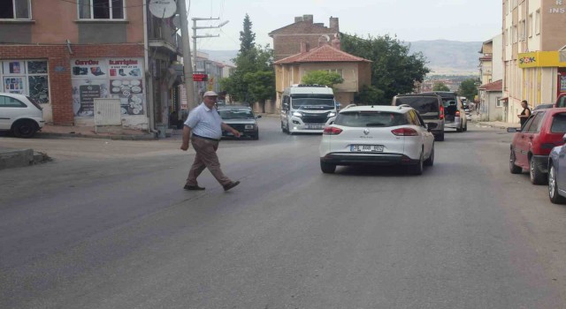 Yetersiz trafik önlemleri alınmayan caddeler tehlike saçıyor