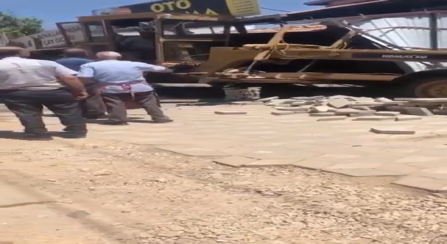 Park halindeyken bir anda hareket eden iş makinesi yıkama dükkanına girdi