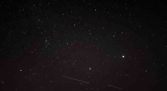 Perseid meteor yağmurunu fotoğraflayarak doyumsuz görüntüler oluşturdu