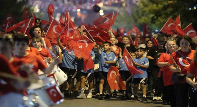 Pinhani Gemlikte binlerce kişiyi coşturdu