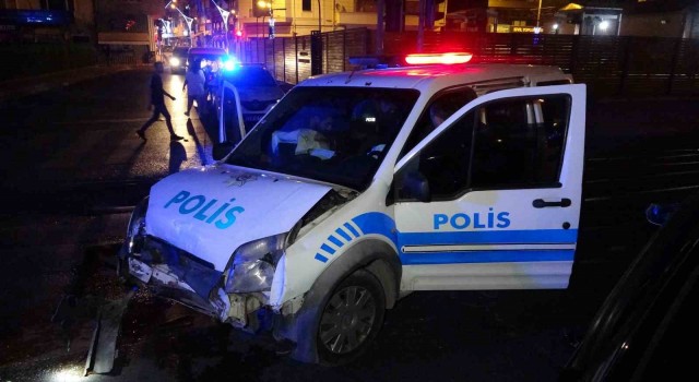 Polis aracı ile otomobil çarpıştı: 1i polis 2 yaralı